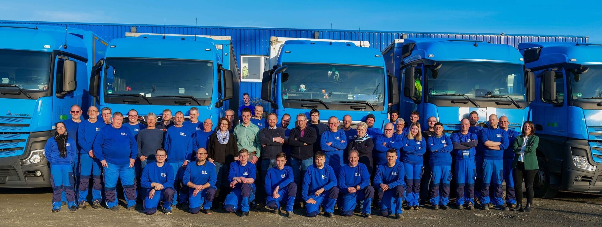 Das Team der Erich Wurzel Spedition vor den firmeneigenen LKWs